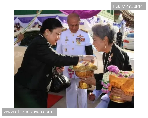 泰国国王与足球明星亲密合影展现友谊与体育精神的完美结合